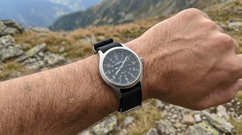 ساعت تایمکس Expedition Sierra روی مچ دست با بند نایلونی نشان داده شده است